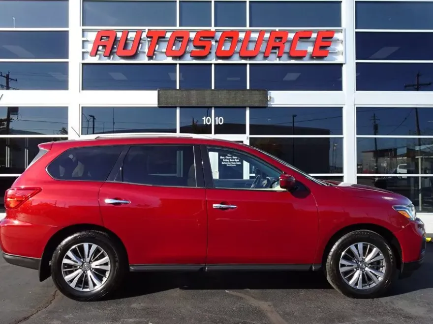 2018 Nissan Pathfinder SV photo 1