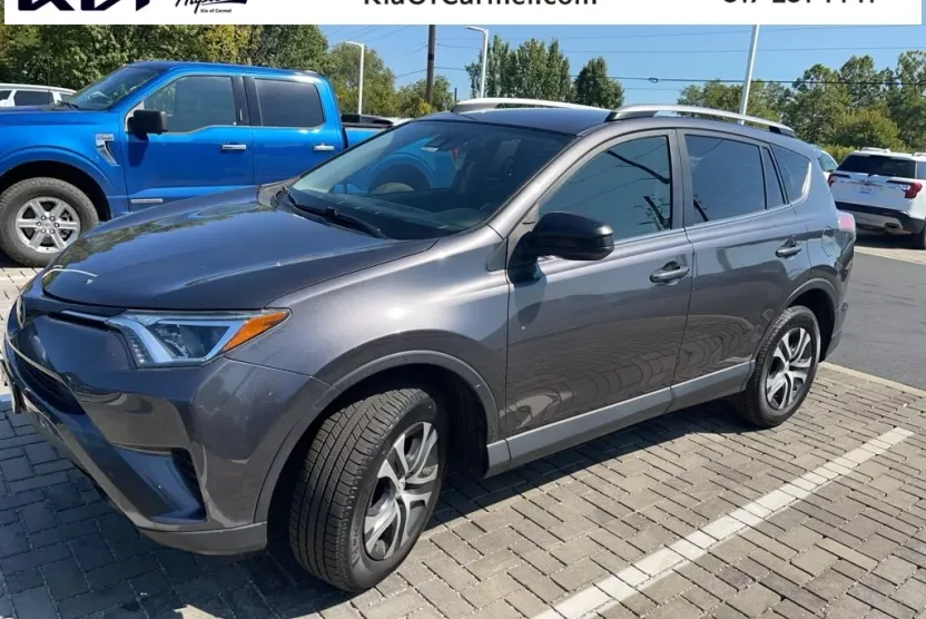 2017 Toyota RAV4 LE photo 1