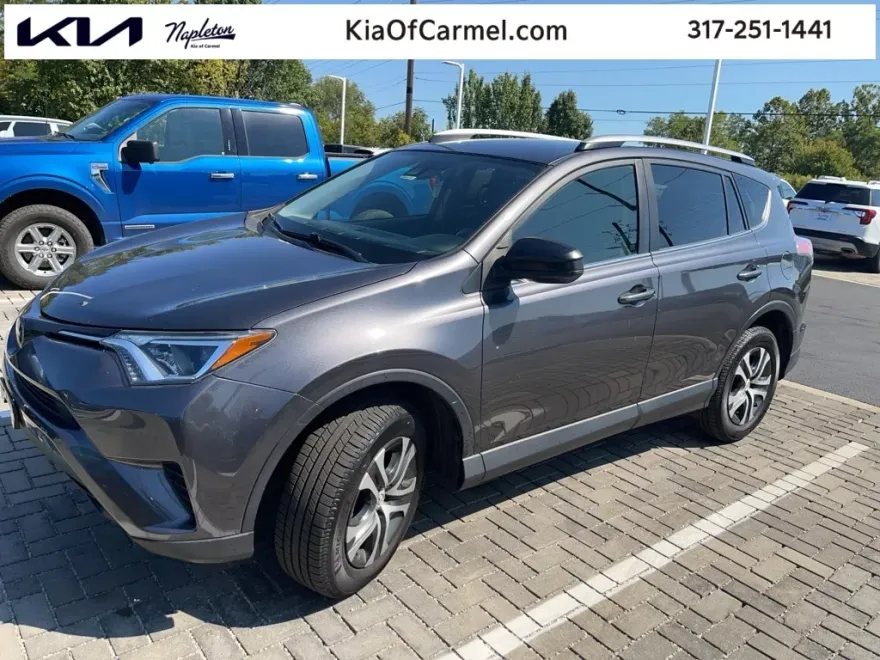2017 Toyota RAV4 LE photo 1