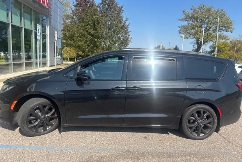 2020 Chrysler Pacifica Limited photo 1