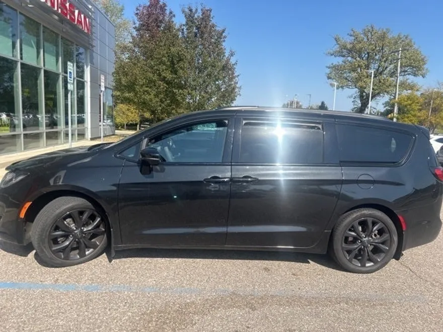 2020 Chrysler Pacifica Limited photo 1