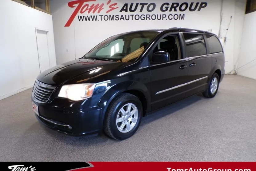 2012 Chrysler Town & Country Touring photo 1