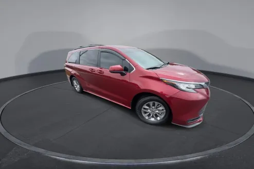 2022 Toyota Sienna LE photo 2