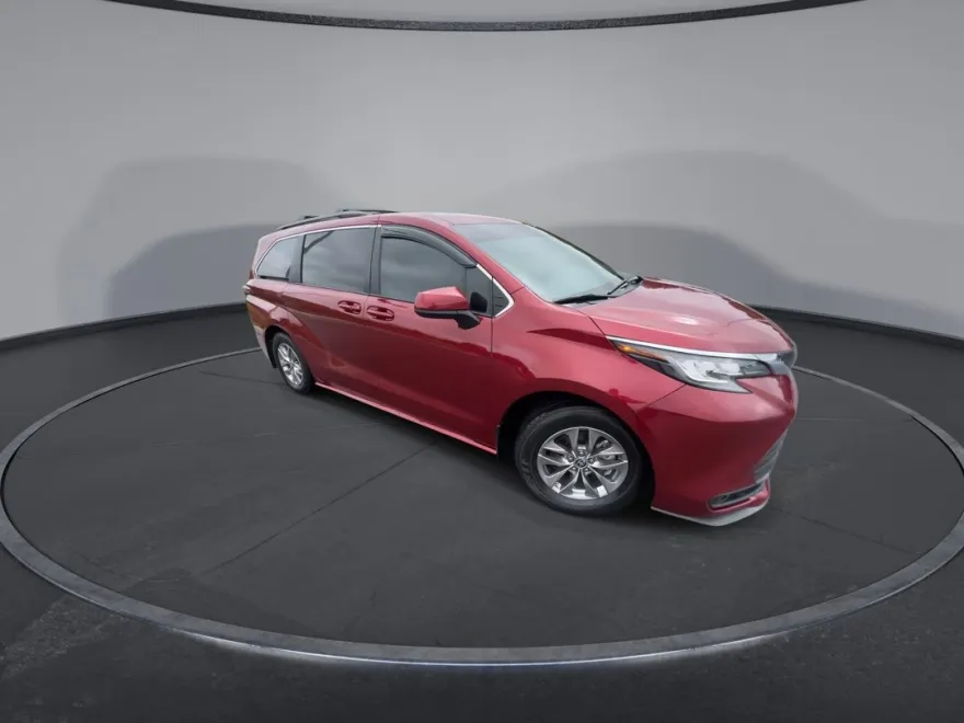 2022 Toyota Sienna LE photo 2
