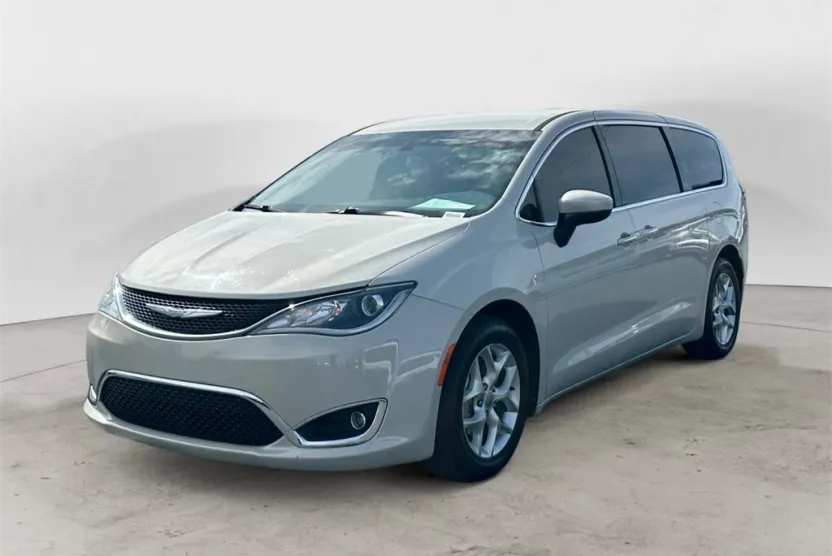 2017 Chrysler Pacifica Touring L photo 1