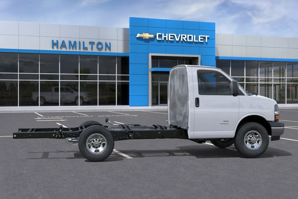 2025 Chevrolet Express Cutaway 3500 Base photo 1