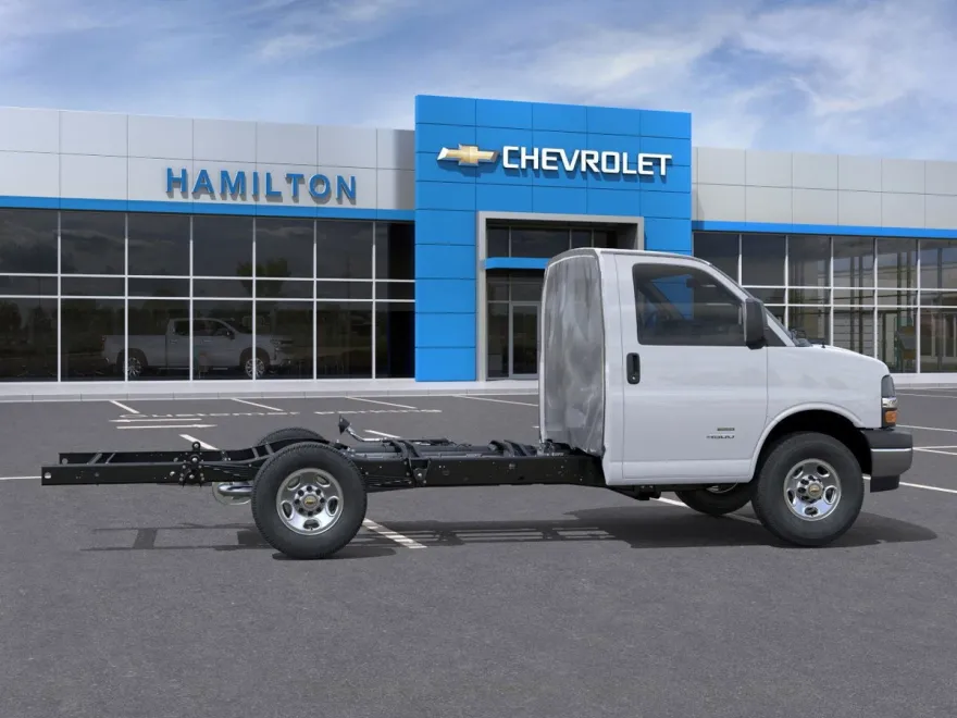 2025 Chevrolet Express Cutaway 3500 Base photo 1