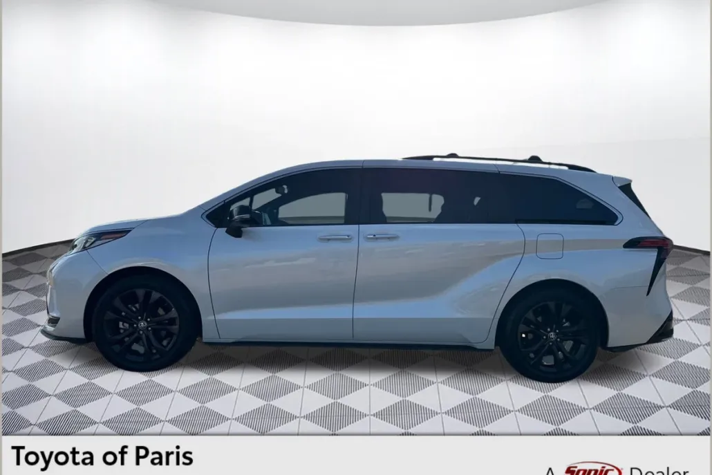 2023 Toyota Sienna XSE photo 1
