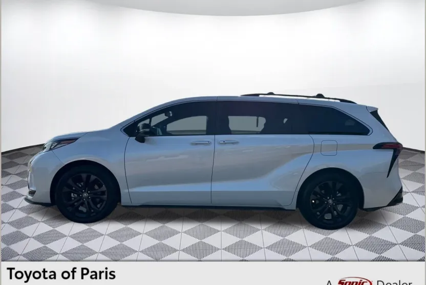 2023 Toyota Sienna XSE photo 1