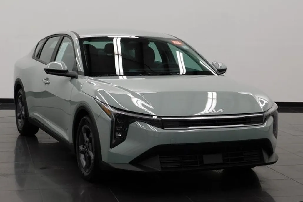 2025 Kia K4 LXS photo 1