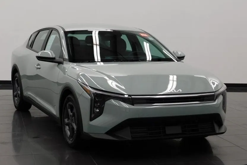 2025 Kia K4 LXS photo 1