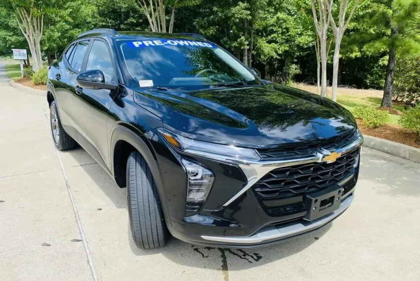 2025 Chevrolet Trax LT photo 1