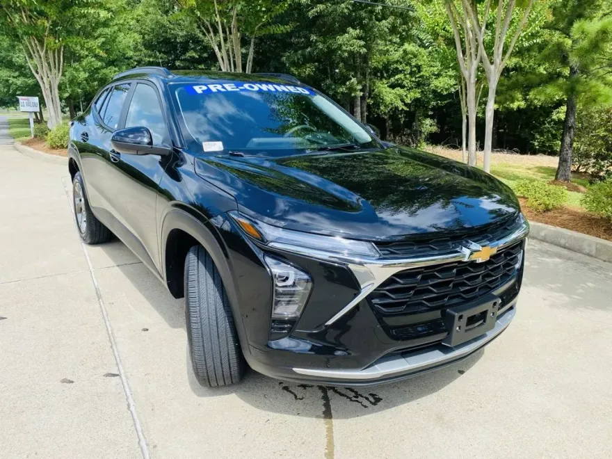 2025 Chevrolet Trax LT photo 1