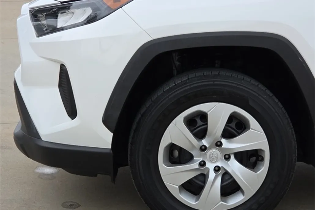 2021 Toyota RAV4 LE photo 1