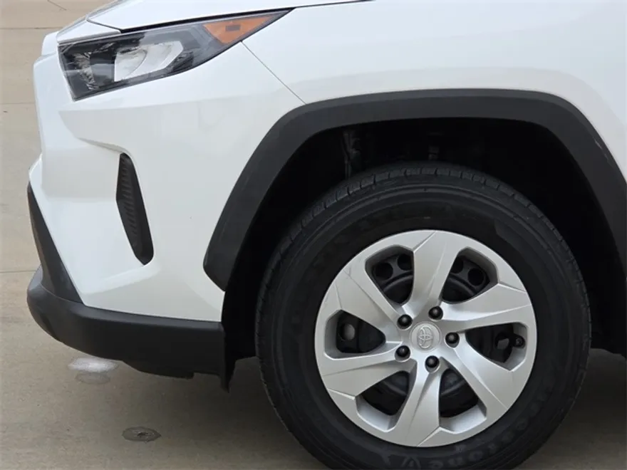 2021 Toyota RAV4 LE photo 1