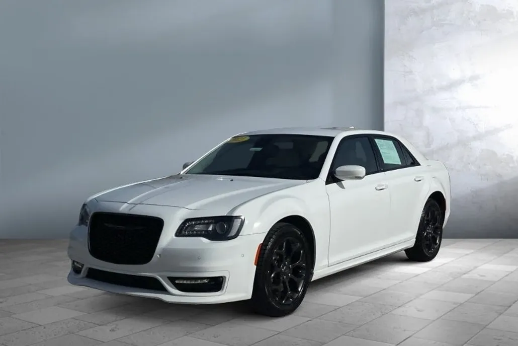 2023 Chrysler 300 Touring L photo 1