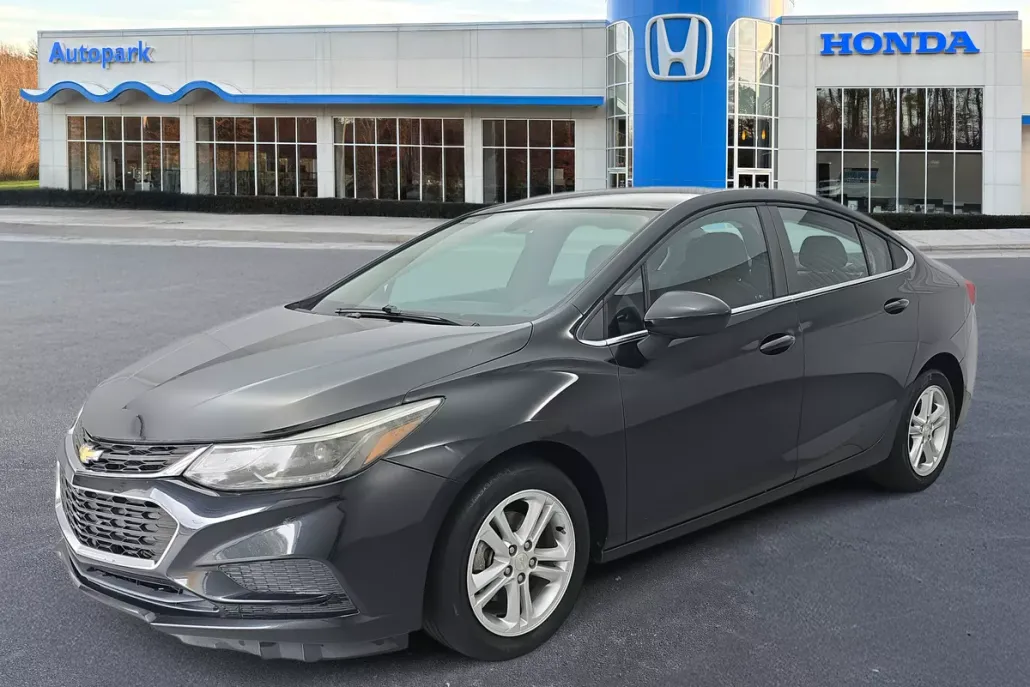 2017 Chevrolet Cruze LT photo 1