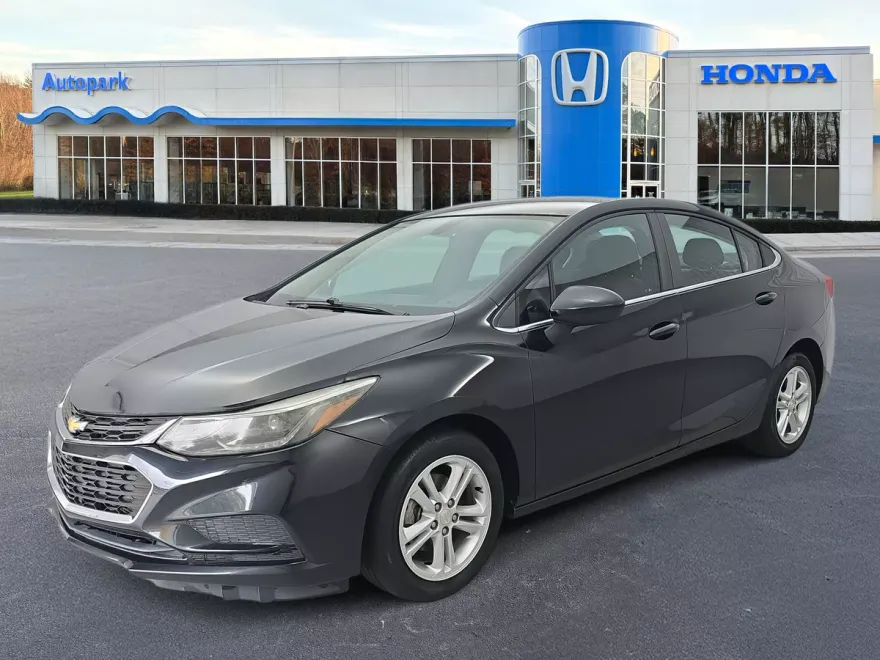 2017 Chevrolet Cruze LT photo 1