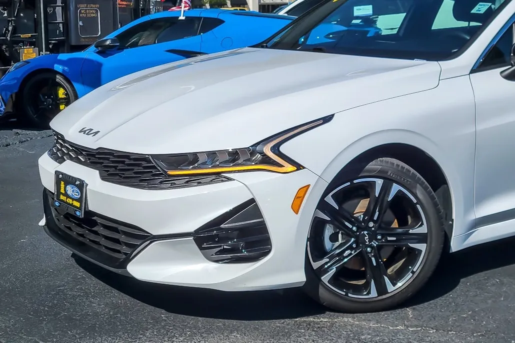2022 Kia K5 GT-Line photo 1