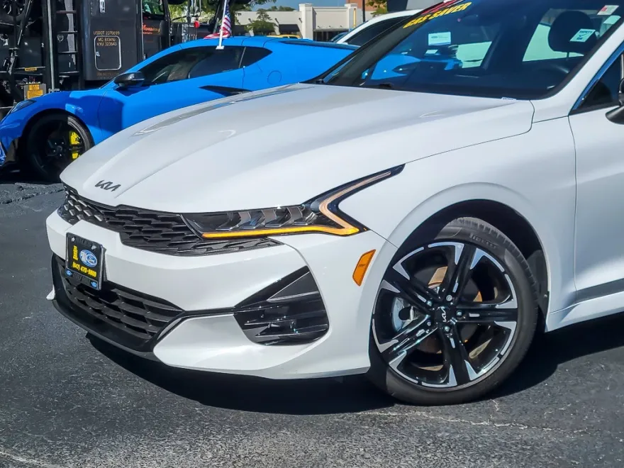2022 Kia K5 GT-Line photo 1