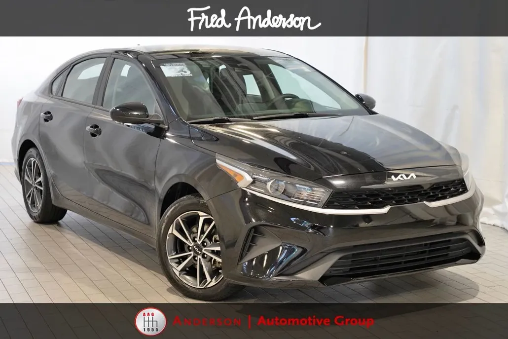 2023 Kia Forte LXS photo 1