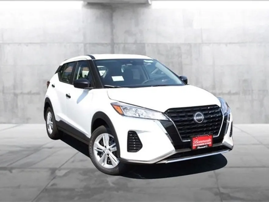 2025 Nissan Kicks Play S photo 1