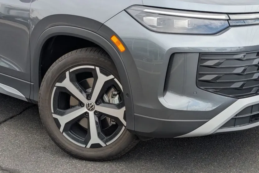 2025 Volkswagen Tiguan SE photo 1