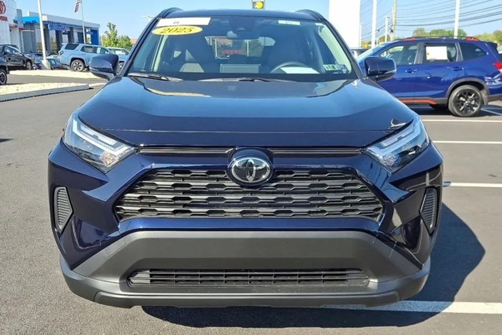 2025 Toyota RAV4 Hybrid XLE photo 1