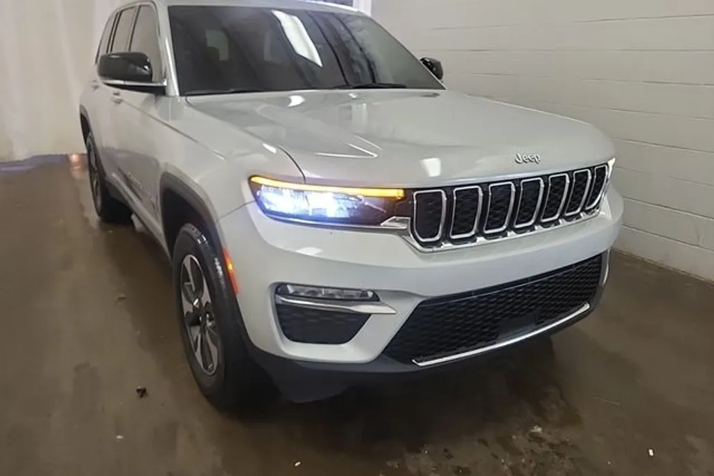 2023 Jeep Cherokee 4xe Sport photo 1