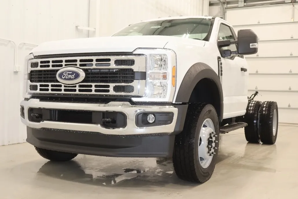 2025 Ford F-600 photo 1