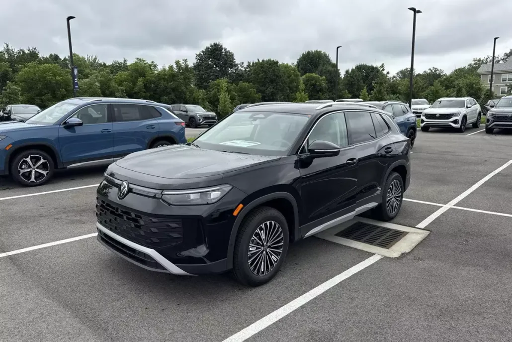 2025 Volkswagen Tiguan S photo 1