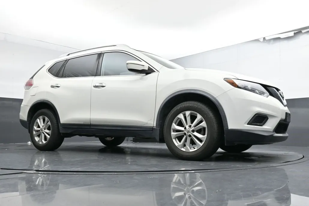 2016 Nissan Rogue SV photo 1