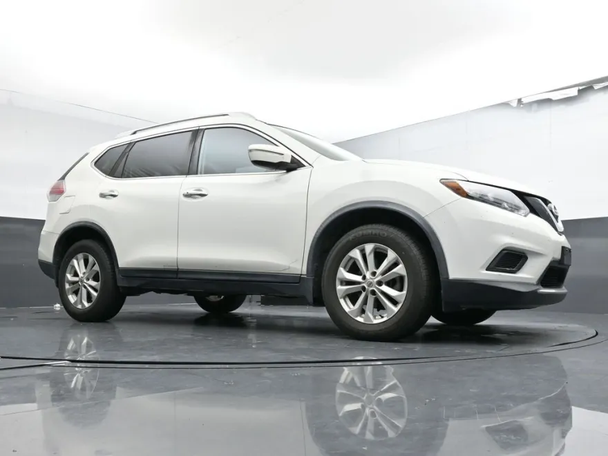 2016 Nissan Rogue SV photo 1