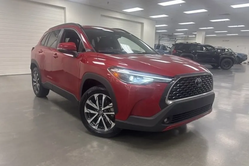 2023 Toyota Corolla Cross XLE photo 1