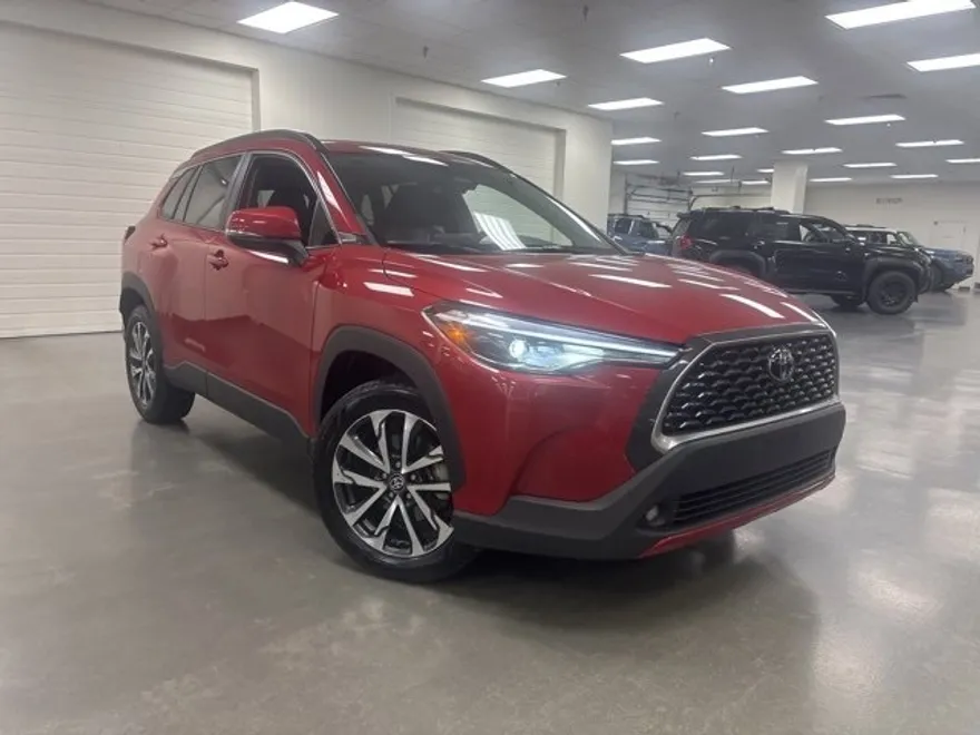 2023 Toyota Corolla Cross XLE photo 1