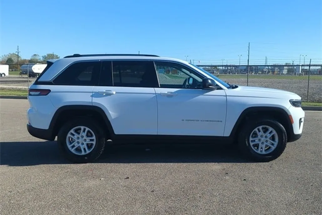 2023 Jeep Grand Cherokee Laredo photo 1