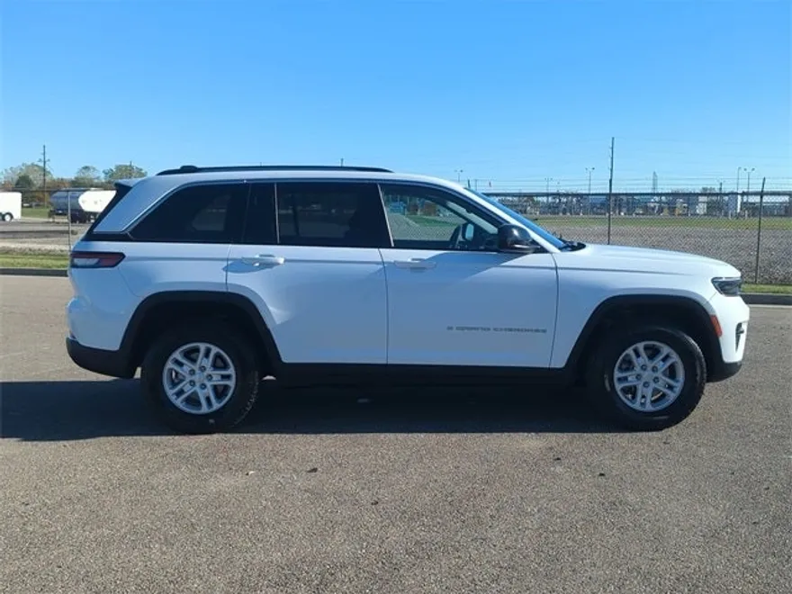 2023 Jeep Grand Cherokee Laredo photo 1