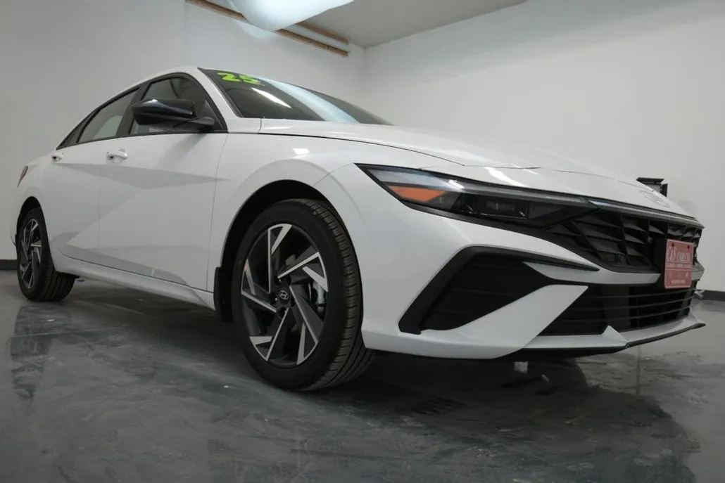 2025 Hyundai Elantra SEL Sport photo 1