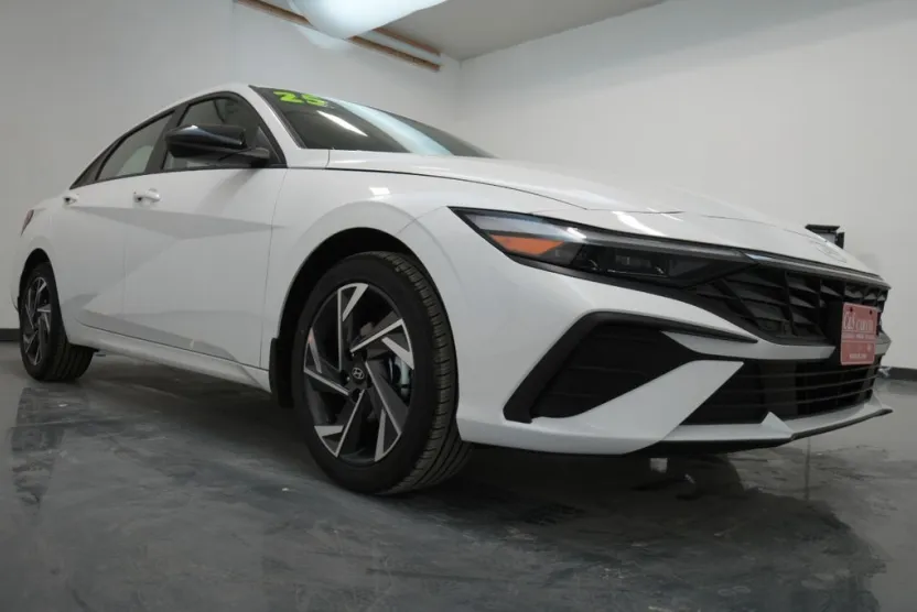 2025 Hyundai Elantra SEL Sport photo 1