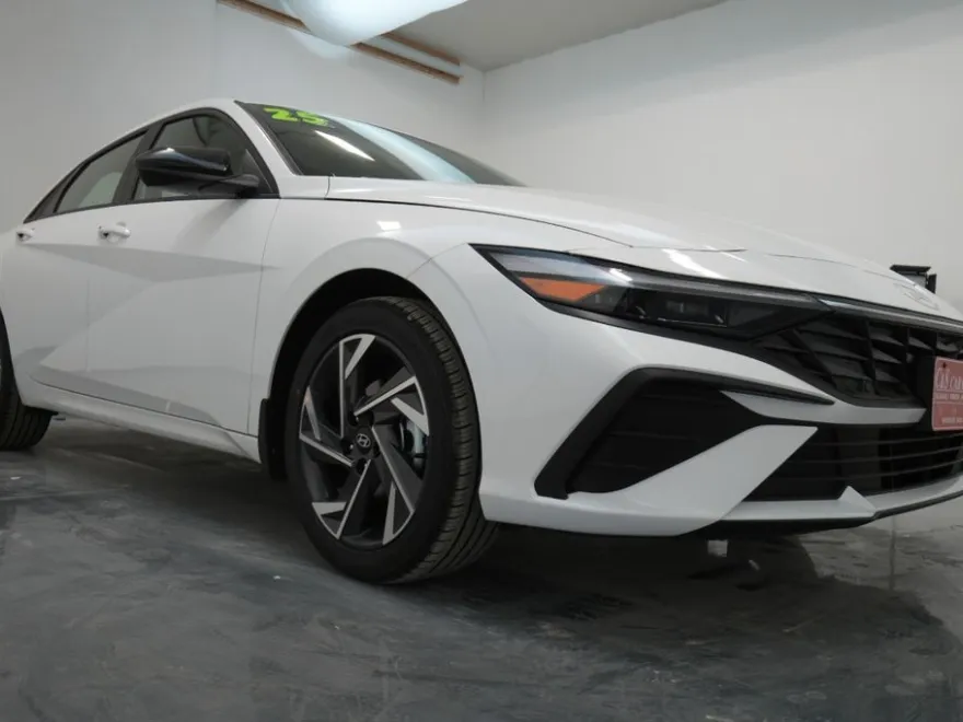2025 Hyundai Elantra SEL Sport photo 1