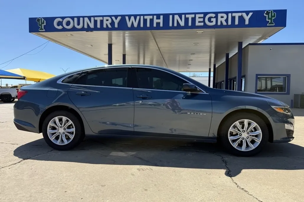 2024 Chevrolet Malibu 1LT photo 1
