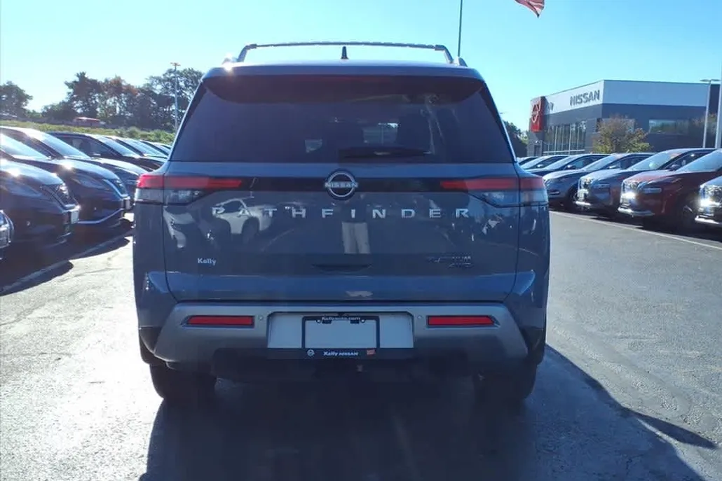 2025 Nissan Pathfinder Platinum photo 1