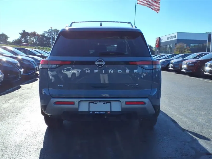 2025 Nissan Pathfinder Platinum photo 1