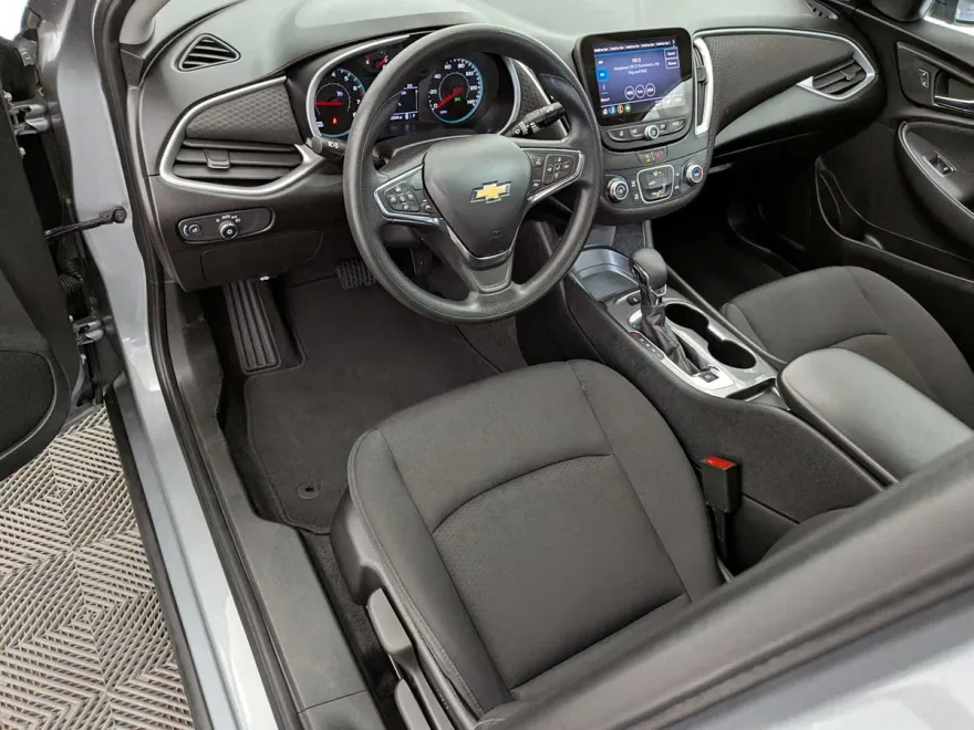 2024 Chevrolet Malibu photo 1