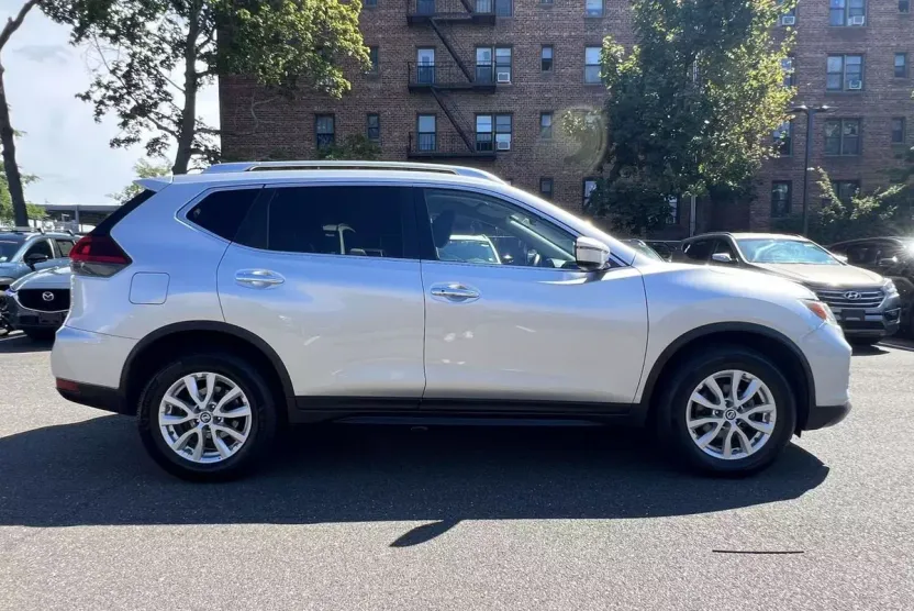 2020 Nissan Rogue SV AWD photo 1