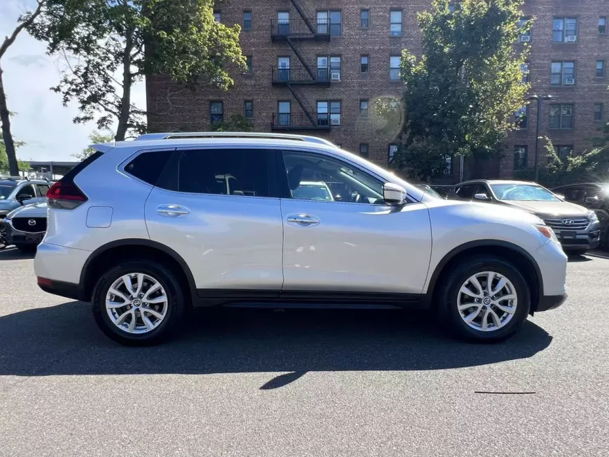 2020 Nissan Rogue SV AWD photo 1