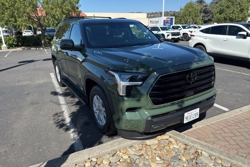 2023 Toyota Sequoia SR5 photo 1