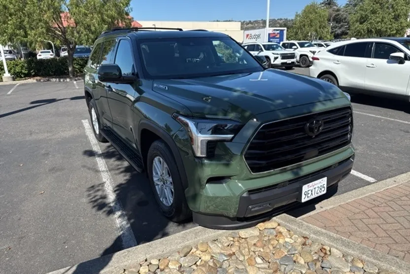 2023 Toyota Sequoia SR5 photo 1