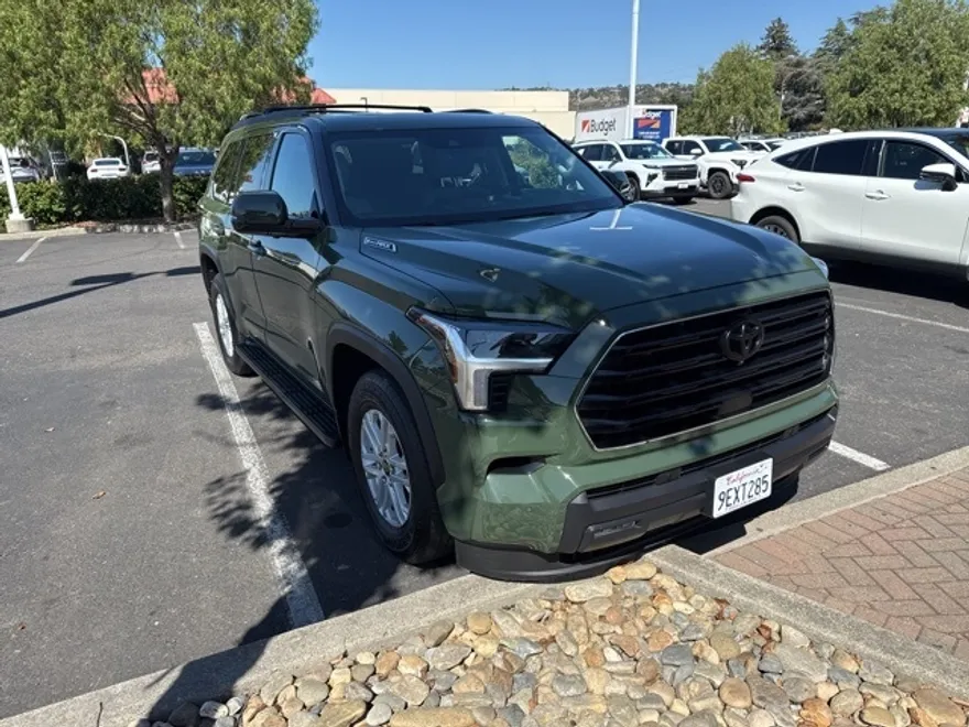 2023 Toyota Sequoia SR5 photo 1