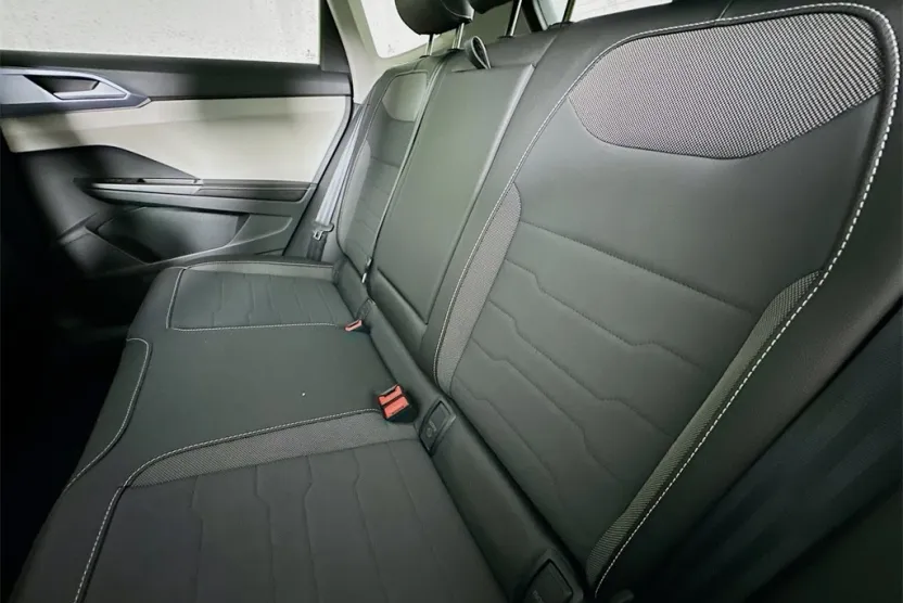 2025 Volkswagen Taos SE photo 1